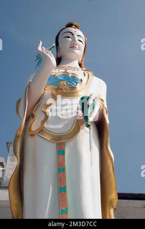 Die stehende Guan-Yin-Statue im Freien mit einer Höhe von Wat Khao Takiab befindet sich am Hua hin Beach, Pra Chuap Khi Ri Khun Province in der Mitte Thailands. Stockfoto