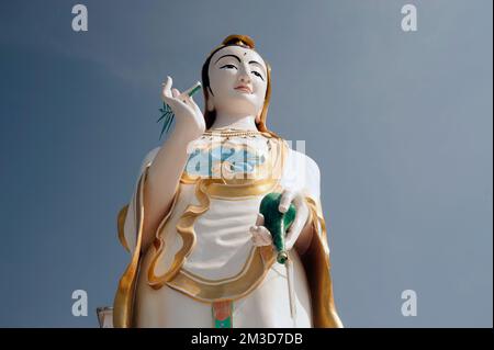 Die stehende Guan-Yin-Statue im Freien mit einer Höhe von Wat Khao Takiab befindet sich am Hua hin Beach, Pra Chuap Khi Ri Khun Province in der Mitte Thailands. Stockfoto