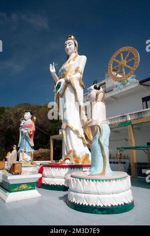 Die stehende Guan-Yin-Statue im Freien mit einer Höhe von Wat Khao Takiab befindet sich am Hua hin Beach, Pra Chuap Khi Ri Khun Province in der Mitte Thailands. Stockfoto