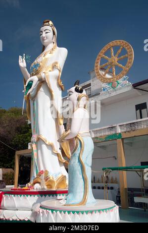 Die stehende Guan-Yin-Statue im Freien mit einer Höhe von Wat Khao Takiab befindet sich am Hua hin Beach, Pra Chuap Khi Ri Khun Province in der Mitte Thailands. Stockfoto