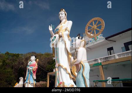 Die stehende Guan-Yin-Statue im Freien mit einer Höhe von Wat Khao Takiab befindet sich am Hua hin Beach, Pra Chuap Khi Ri Khun Province in der Mitte Thailands. Stockfoto