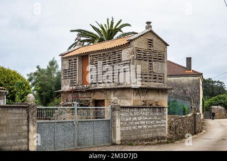 Schönes Dorf Vigo in Galizien, Spanien, einzigartig für seine Horreos, traditionelle Kornspeicher Scheunen Stockfoto