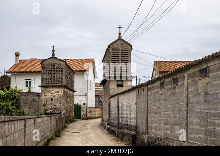 Schönes Dorf Vigo in Galizien, Spanien, einzigartig für seine Horreos, traditionelle Kornspeicher Scheunen Stockfoto