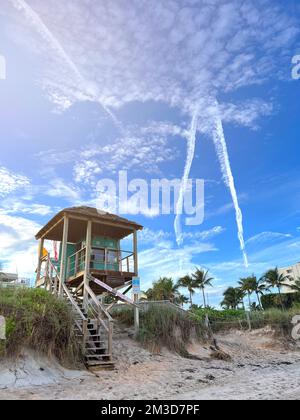 Rettungsschwimmturm am beliebten Strand Stockfoto