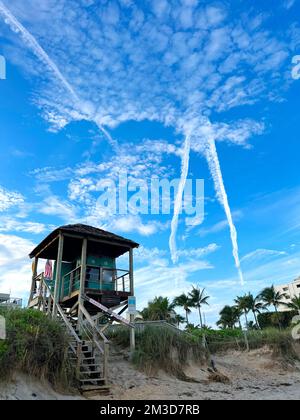 Rettungsschwimmturm am beliebten Strand Stockfoto