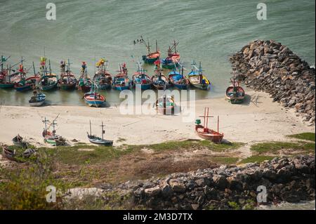 Festgemachte Fischerboote am Strand von Khao Tao befinden sich in der Provinz Hua hin, Pra Chuap Khi Ri Khun in Thailand. Stockfoto