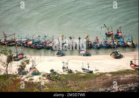 Festgemachte Fischerboote am Strand von Khao Tao befinden sich in der Provinz Hua hin, Pra Chuap Khi Ri Khun in Thailand. Stockfoto