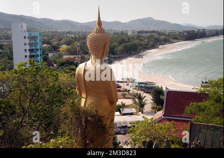 Im Freien stehende goldene Buddha-Statue auf Wat Khao Tao befindet sich Hua hin. Provinz Pra Chuap Khi Ri Khun in Thailand. Stockfoto