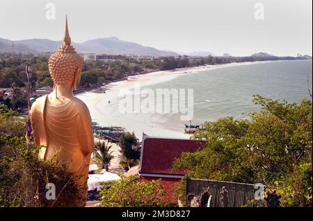 Im Freien stehende goldene Buddha-Statue auf Wat Khao Tao befindet sich Hua hin. Provinz Pra Chuap Khi Ri Khun in Thailand. Stockfoto