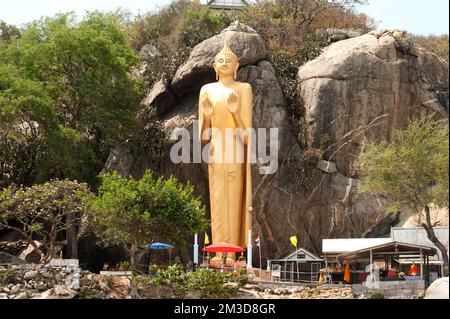 Im Freien stehende goldene Buddha-Statue mit einer Höhe von 16 Metern auf Wat Khao Takiab befindet sich Hua hin Beach, Pra Chuap Khi Ri Khun Province in Thailand. Stockfoto