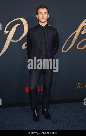 Los Angeles, USA. 14.. Dezember 2022. LOS ANGELES, Kalifornien - DEZEMBER 14 Harry Lawtey bei der Netflix Los Angeles Premiere des Pale Blue Eye im DGA Theater in Los Angeles, Kalifornien, am 14. Dezember 2022. Kredit: Faye Sadou/MediaPunch Kredit: MediaPunch Inc/Alamy Live News Stockfoto