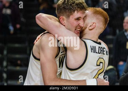 Winston-Salem, NC, USA. 14.. Dezember 2022. Andrew Carr (11) und Cameron Hildreth (2) feiern die Wake Forest Demon Deacons nach dem Sieg des NCAA Basketball Matchup gegen die Appalachen State Mountaineers im LJVM Coliseum in Winston-Salem, NC. (Scott Kinser/Cal Sport Media). Kredit: csm/Alamy Live News Stockfoto