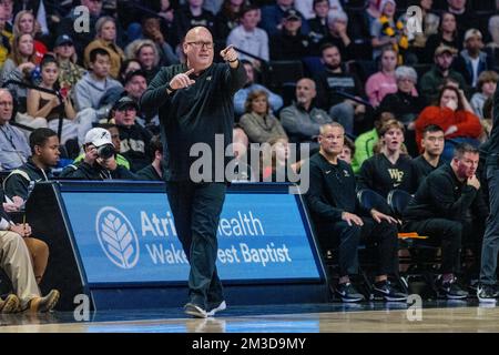 Winston-Salem, NC, USA. 14.. Dezember 2022. Wake Forest Demon Deacons Cheftrainer Steve Forbes während der ersten Hälfte des NCAA Basketball Matchups im LJVM Coliseum in Winston-Salem, NC. (Scott Kinser/Cal Sport Media). Kredit: csm/Alamy Live News Stockfoto