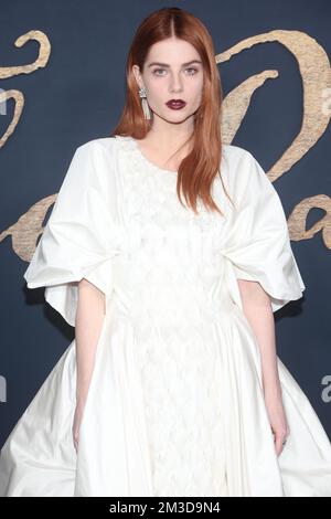 Los Angeles, USA. 14.. Dezember 2022. LOS ANGELES, Kalifornien – 14. DEZEMBER Lucy Boynton auf der Netflix Los Angeles Premiere des Pale Blue Eye im DGA Theater in Los Angeles, Kalifornien, am 14. Dezember 2022. Kredit: Faye Sadou/MediaPunch Kredit: MediaPunch Inc/Alamy Live News Stockfoto
