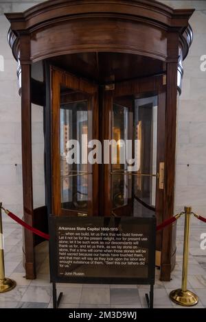 Little Rock, AR, USA - 9. September 2022: Die großen Flure des Innengebäudes des Arkansas State Capitol Stockfoto