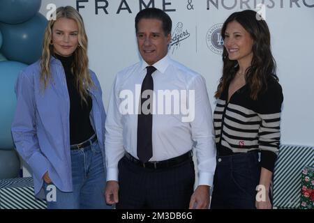 Baby2Baby-Mitgründer Kelly Sawyer Patricof (links), LAUSD-Superintendent Alberto Cavalho (Mitte) und Baby2Baby-Mitgründer Norah Weinstein posieren auf der Los Angeles Dodgers Foundation Holiday Party am Mittwoch, den 14. Dezember 2022 in Los Angeles. Stockfoto