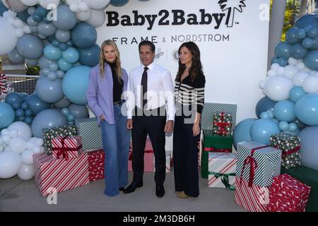 Baby2Baby-Mitgründer Kelly Sawyer Patricof (links), LAUSD-Superintendent Alberto Cavalho (Mitte) und Baby2Baby-Mitgründer Norah Weinstein posieren auf der Los Angeles Dodgers Foundation Holiday Party am Mittwoch, den 14. Dezember 2022 in Los Angeles. Stockfoto