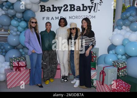 Von links: Kelly Sawyer Patricof, Lori Harvey, Kelly Rowland, Jennifer Meyer und Norah Weinstein, Mitgründerin von Baby2Baby, posieren während der Los Angeles Dodgers Foundation Holiday Party am Mittwoch, den 14. Dezember 2022 in Los Angeles. Stockfoto