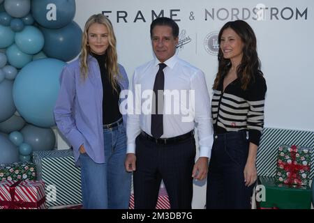 Baby2Baby-Mitgründer Kelly Sawyer Patricof (links), LAUSD-Superintendent Alberto Cavalho (Mitte) und Baby2Baby-Mitgründer Norah Weinstein posieren auf der Los Angeles Dodgers Foundation Holiday Party am Mittwoch, den 14. Dezember 2022 in Los Angeles. Stockfoto