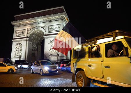 Paris, Frankreich. 14.. Dezember 2022. Die Autos fahren vor dem Triumphbogen, während sie eine französische Flagge halten, nachdem Frankreich Marokko besiegt hat. Die Menschen nehmen die Hauptstraßen von Paris, um Frankreichs Sieg über Morroco während der Weltmeisterschaft 2022 zu feiern. (Foto: Edgar Gutiérrez/SOPA Images/Sipa USA) Guthaben: SIPA USA/Alamy Live News Stockfoto