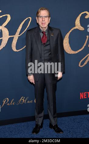 Los Angeles, USA. 14.. Dezember 2022. Timothy Spall kommt am 14. Dezember 2022 zur Netflix-Premiere von „The Pale Blue Eye“ in Los Angeles im Directors Guild Theatre in Los Angeles, Kalifornien. © OConnor / AFF-USA.com Kredit: AFF/Alamy Live News Stockfoto