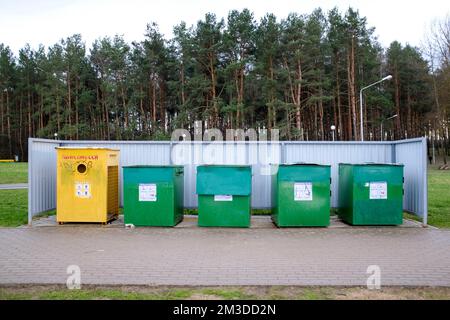 Müllcontainer zum Sammeln von Müll im Wald. Stockfoto