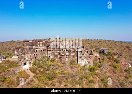 Luftaufnahme des Narsinghgarh Fort und der umliegenden Gebiete in Madhya Pradesh, Indien Stockfoto