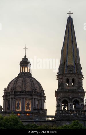 Kuppel einer Kathedrale mit Sonnenuntergang auf der anderen Seite, Sonnenlicht in den Fenstern der Kuppel, mexiko Stockfoto