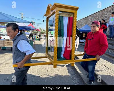 Cholula, Puebla, USA. 10.. Dezember 2022. Die Ehrungen an Maria (Unsere Lieben Frau von) Guadalupe werden von der Kirche San Francisco Acatepec in Cholula, Mexiko, nahe Puebla, nach ihrer Segnung am Samstag, den 10. Dezember 2022 getragen. Tausende von Pilgern begeben sich jedes Jahr zur Basilika unserer Lieben Frau von Guadalupe in Mexiko-Stadt, um am 12. Dezember eine Feier zu feiern. (Kreditbild: © Mark Hertzberg/ZUMA Press Wire) Stockfoto