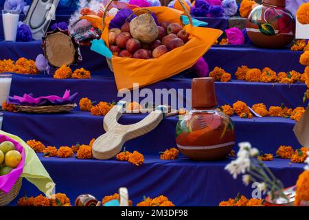 Altar-Tag der toten Essensangebote, Cempasuchil lila Farben Stockfoto