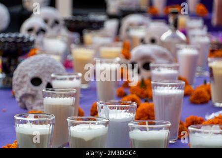 Kerzen mit Glasvase auf einem Altar für den Tag der Toten Stockfoto