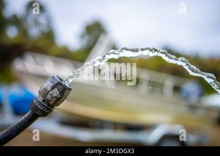 Beim Campen den Wassertank des Wohnwagens auffüllen. Auto und Boot im Sommer waschen Stockfoto