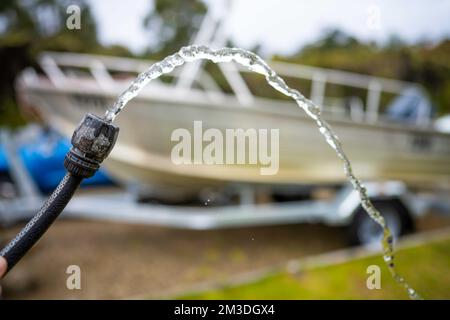 Beim Campen den Wassertank des Wohnwagens auffüllen. Auto und Boot im Sommer waschen Stockfoto