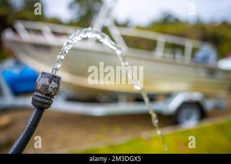 Beim Campen den Wassertank des Wohnwagens auffüllen. Auto und Boot im Sommer waschen Stockfoto
