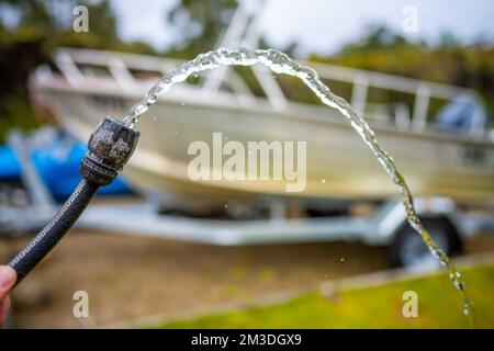 Beim Campen den Wassertank des Wohnwagens auffüllen. Auto und Boot im Sommer waschen Stockfoto