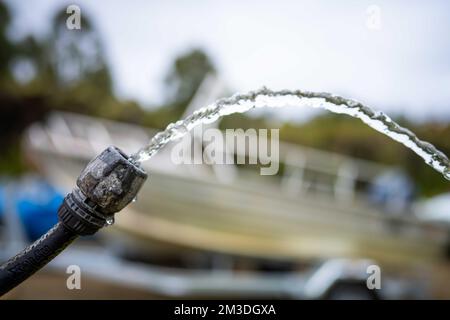 Beim Campen den Wassertank des Wohnwagens auffüllen. Auto und Boot im Sommer waschen Stockfoto