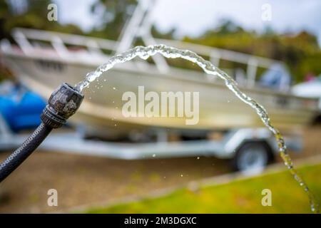 Beim Campen den Wassertank des Wohnwagens auffüllen. Auto und Boot im Sommer waschen Stockfoto
