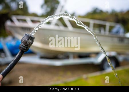 Beim Campen den Wassertank des Wohnwagens auffüllen. Auto und Boot im Sommer waschen Stockfoto