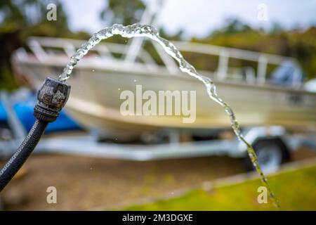 Beim Campen den Wassertank des Wohnwagens auffüllen. Auto und Boot im Sommer waschen Stockfoto