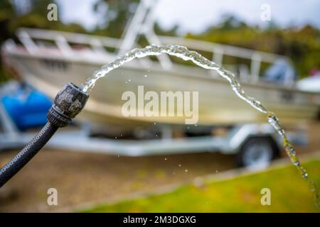 Beim Campen den Wassertank des Wohnwagens auffüllen. Auto und Boot im Sommer waschen Stockfoto