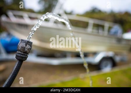 Beim Campen den Wassertank des Wohnwagens auffüllen. Auto und Boot im Sommer waschen Stockfoto
