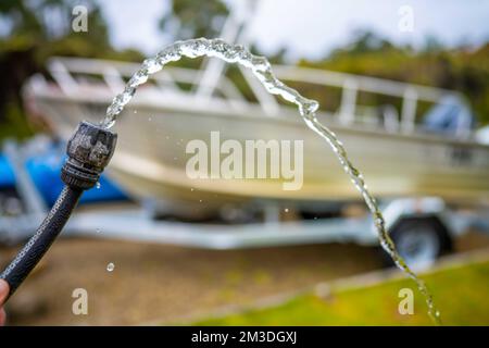 Beim Campen den Wassertank des Wohnwagens auffüllen. Auto und Boot im Sommer waschen Stockfoto