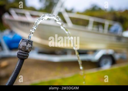 Beim Campen den Wassertank des Wohnwagens auffüllen. Auto und Boot im Sommer waschen Stockfoto