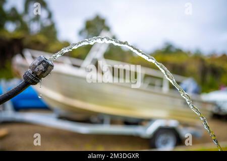 Beim Campen den Wassertank des Wohnwagens auffüllen. Auto und Boot im Sommer waschen Stockfoto