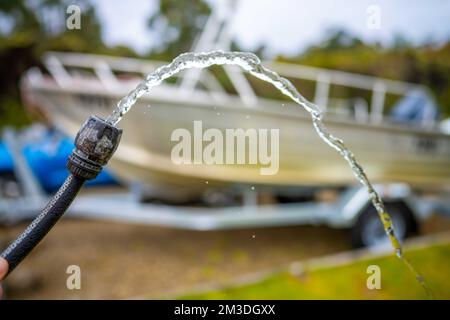 Beim Campen den Wassertank des Wohnwagens auffüllen. Auto und Boot im Sommer waschen Stockfoto