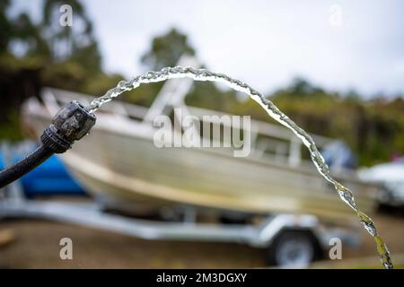 Beim Campen den Wassertank des Wohnwagens auffüllen. Auto und Boot im Sommer waschen Stockfoto