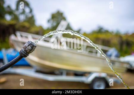Beim Campen den Wassertank des Wohnwagens auffüllen. Auto und Boot im Sommer waschen Stockfoto