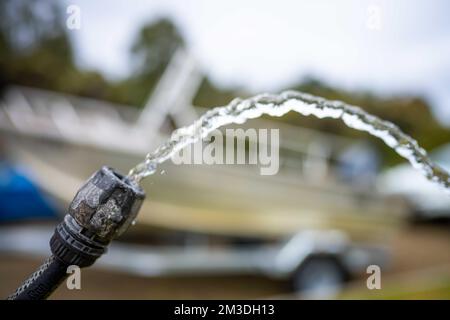 Beim Campen den Wassertank des Wohnwagens auffüllen. Auto und Boot im Sommer waschen Stockfoto