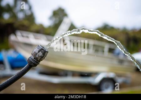 Beim Campen den Wassertank des Wohnwagens auffüllen. Auto und Boot im Sommer waschen Stockfoto
