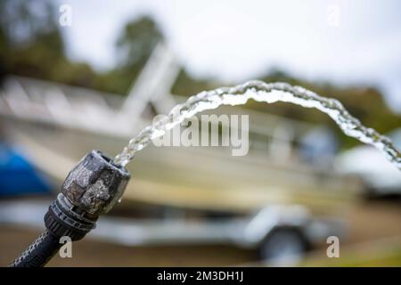 Beim Campen den Wassertank des Wohnwagens auffüllen. Auto und Boot im Sommer waschen Stockfoto